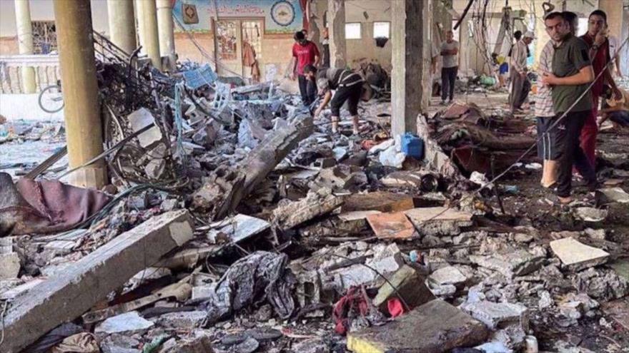 Palestinos inspeccionan el lugar de un ataque israelí contra la escuela Al-Tabein, en el este de la ciudad de Gaza, 10 de agosto de 2024. (Foto: Reuters)