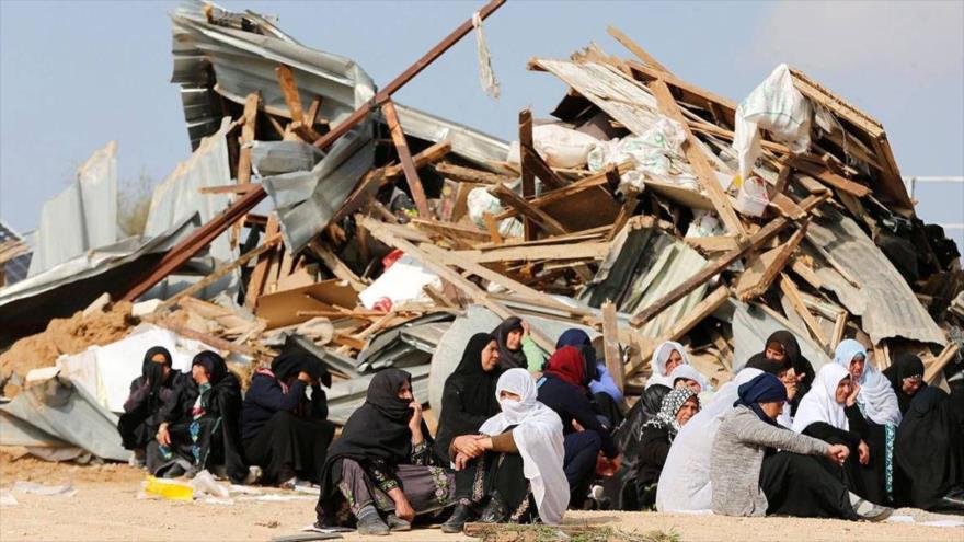 Mujeres palestinas ante sus hogares demolidos en el pueblo beduino de Umm al-Hiran, en el desierto de Néguev. (Foto: Reuters)