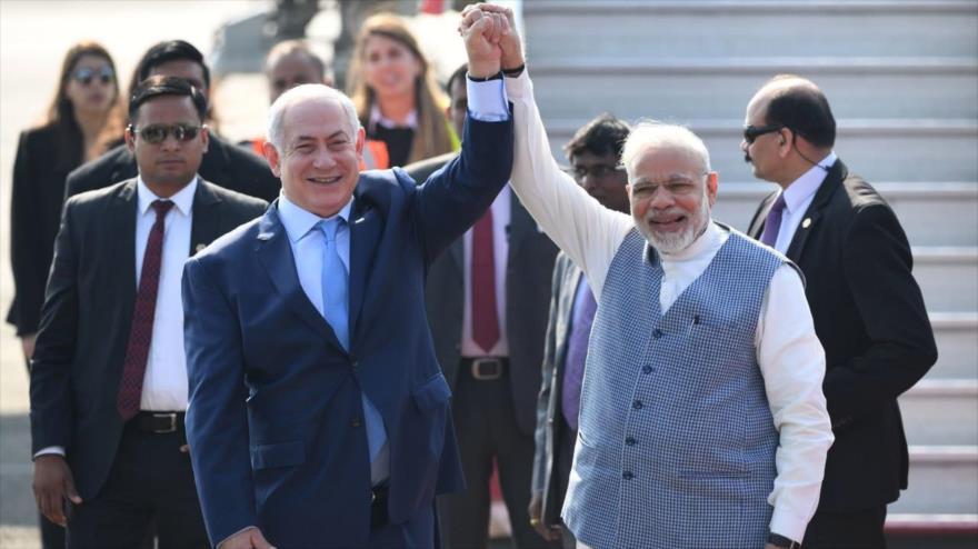 El primer ministro indio, Narendra Modi (dcha.), recibe a su homólogo israelí, Benjamín Netanyahu, en Nueva Delhi, 2018. (Foto: AFP)