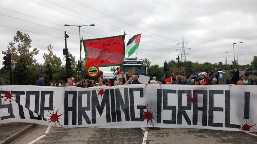 Activistas propalestinos británicos exigen el cese de la venta de armas a Israel.