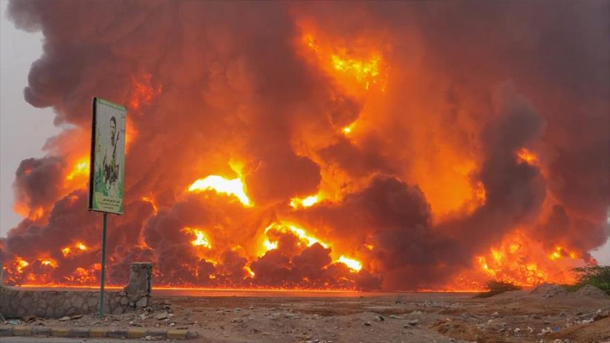 Las llamas elevan de almacenes de petróleo de Yemen tras ataque israelí. 