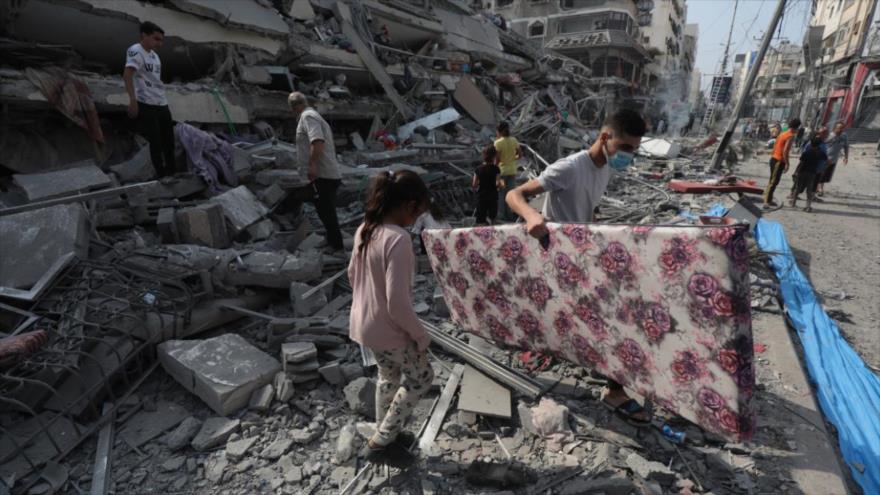 Los residentes inspeccionan las ruinas de un apartamento destruido por los ataques aéreos israelíes.