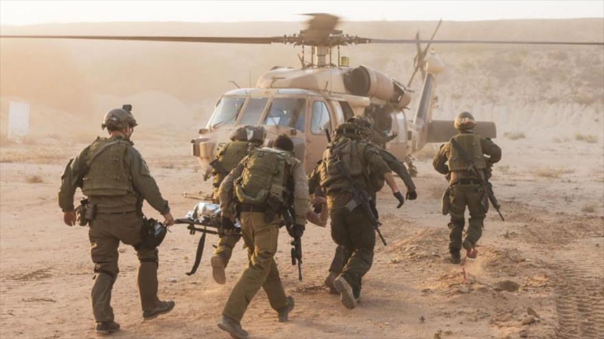 Evacuan de la Franja de Gaza a un soldado israelí que resultó herido durante la ofensiva terrestre de Israel, 13 de noviembre de 2023.