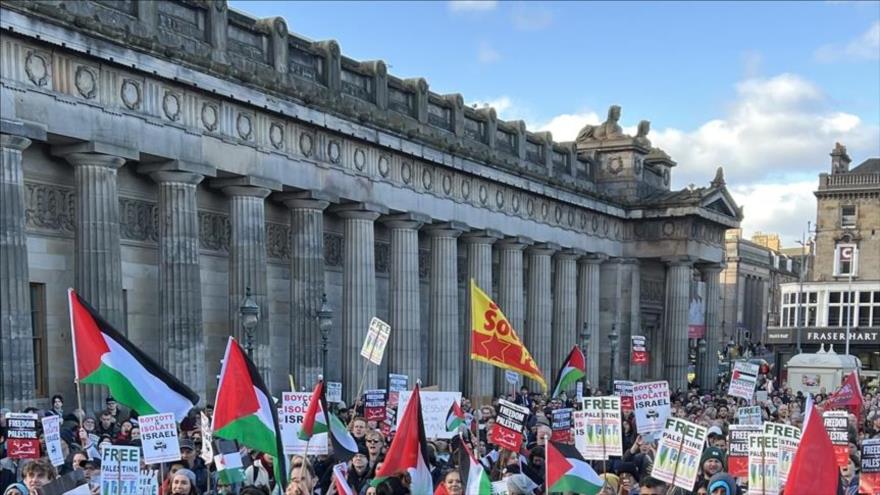 Miles de personas se congregan frente al edificio del Parlamento escocés en apoyo a los palestinos, Edimburgo, noviembre de 2023.