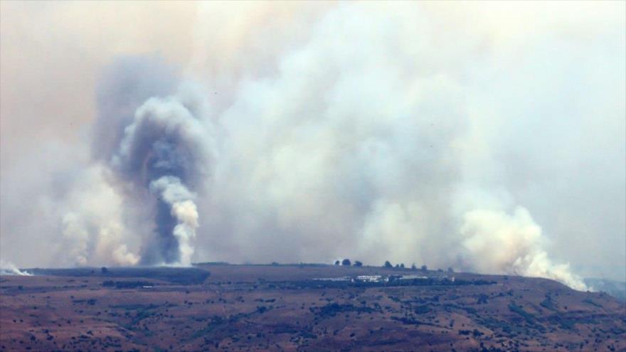 El humo se eleva tras un ataque con misiles de Hezbolá a la región de la Alta Galilea, en el norte de la Palestina ocupada, 4 de julio de 2024. (Foto: AFP)