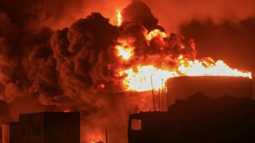 Tanques de petróleo arden en el puerto de Al-Hudayda, Yemen, blanco de un ataque israelí el sábado 20 de julio de 2024. (Foto: AP)
