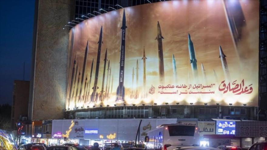Un cartel que muestra misiles balísticos iraníes en la plaza Valiasr tras la operación Verdadera Promesa, Teherán, 15 de abril de 2024. (Foto: AFP)