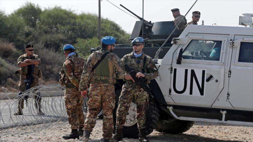 Un soldado del Ejército libanés (izda.), y efectivos de la FPNUL (dcha.), están estacionados en Naqura, en el sur del Líbano, 27 de octubre de 2022. (Foto: AFP)