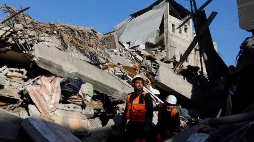 Palestinos inspeccionan el lugar de un ataque israelí a las casas en Jan Yunis, en el sur de la Franja de Gaza, 10 de diciembre de 2023.
