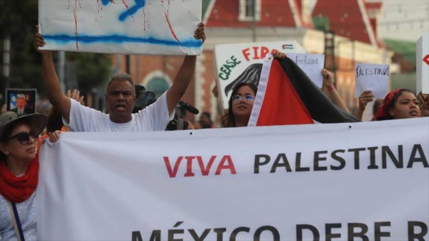 Activistas del Frente Binacional por la Libertad de Palestina, protestan en el Puente Internacional Paso del Norte de Ciudad Juárez, en Chihuahua (México).(Foto: EFE)