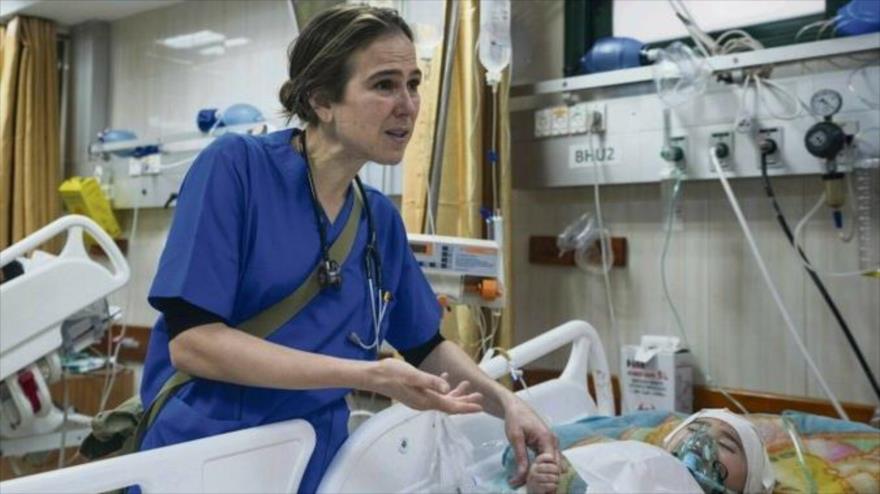 La médica pediatra Tanya Haj-Hassan atendiendo a un niño en Gaza.