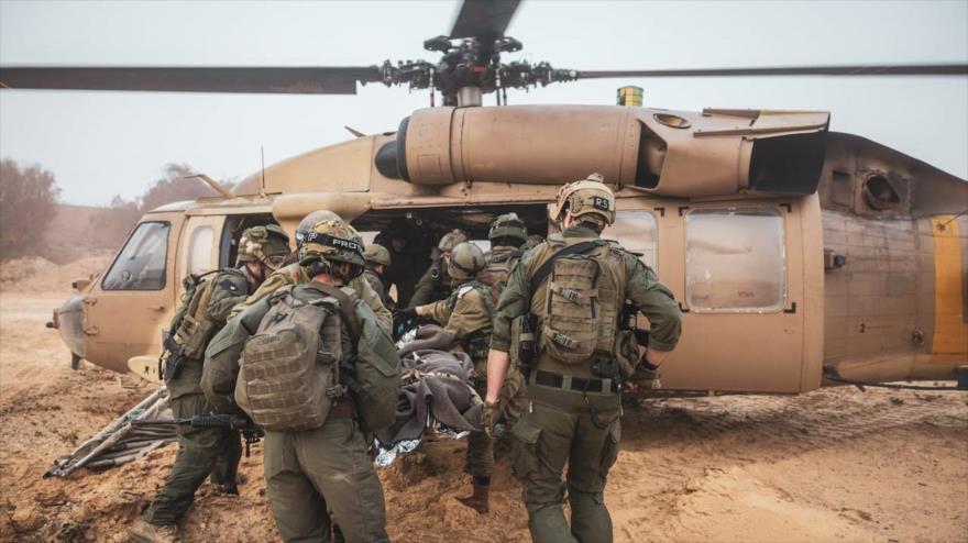 Soldados israelíes evacuan a un militar herido en un helicóptero en las afueras de la frontera de Gaza.