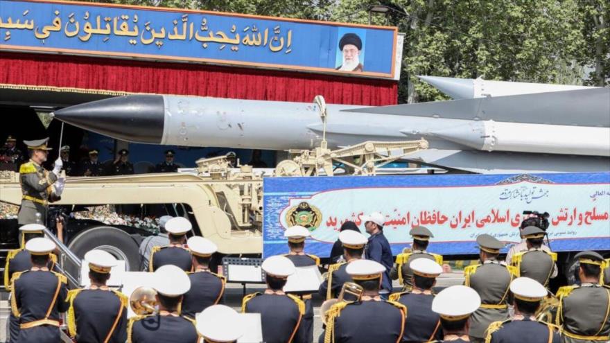 Un camión transporta un misil durante un desfile militar como parte de una ceremonia en Teherán, capital de Irán.