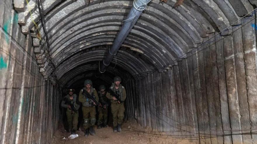 Soldados israelíes caminan por un túnel cerca del cruce de Erez, entre Gaza y los territorios ocupados palestinos. (Foto: Reuters)