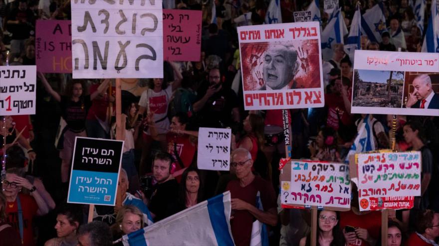 Israelíes protestan en una masiva manifestación celebrada en Tel Aviv contra Benjamín Netanyahu, 24 de agosto de 2023. (Foto: Reuters)
