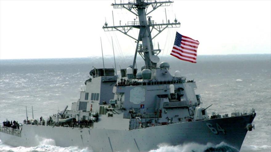 Barco estadounidense (USS Carney (DDG-64)) que fue atacado en el mar rojo. 