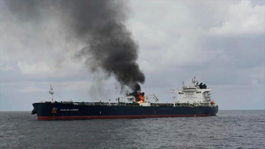 Petrolero británico Marlin Luanda, impactado con misiles navales de Yemen en el golfo de Adén.