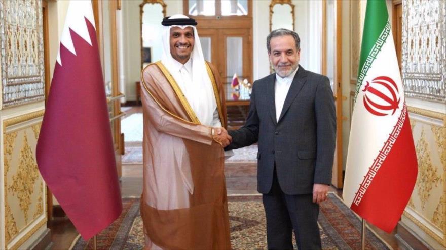 Canciller de Irán, Abás Araqchi (decha,), estrecha mano de su par catarí, Mohamed bin Abdulrahman Al Thani, 26 de agosto. (Foto: Cancillería de Irán)