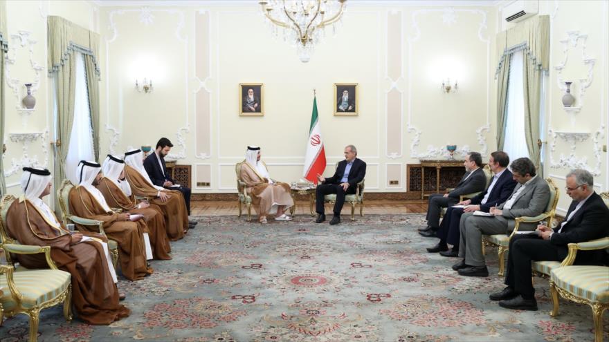 El presidente iraní, Masud Pezeshkian (dcha.), y el canciller catarí, Muhamad bin Abdulrahman bin Jassim Al-Thani, se reúnen en Teherán, 26 de agosto de 2024.