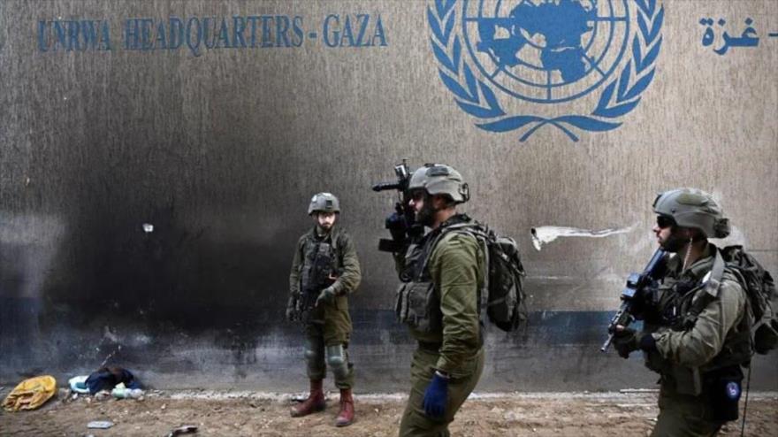 Soldados israelíes junto a la sede de la UNRWA en la Franja de Gaza, dañada por ataques de Israel, 8 de febrero de 2024. (Foto: Reuters)