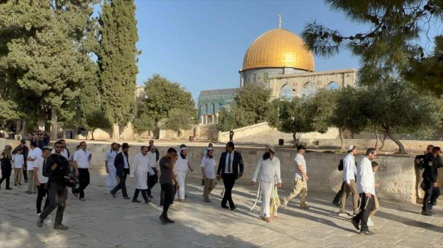 Colonos judíos extremistas irrumpieron en el recinto de la Mezquita de Al-Aqsa acompañados de la policía, 26 de septiembre de 2022. (Foto: AA)