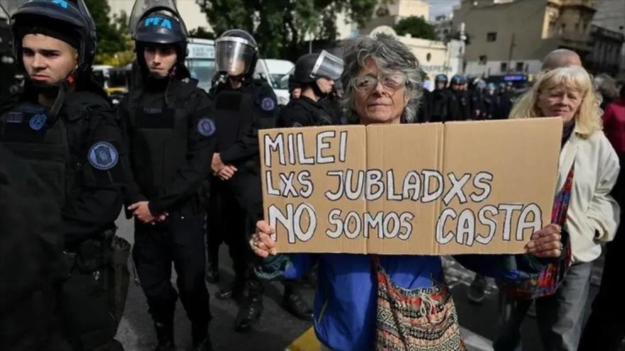 Policía argentina lanza gas pimienta y palazos a jubilados | HISPANTV