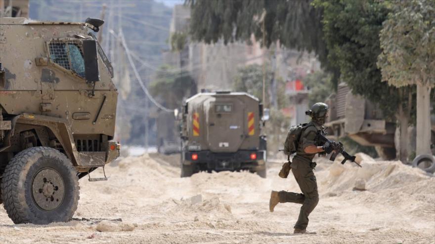 Soldado israelí corre durante una redada en el campamento de refugiados de Nur Shams en Cisjordania ocupada, 28 de agosto de 2024. (Foto: Getty Images)