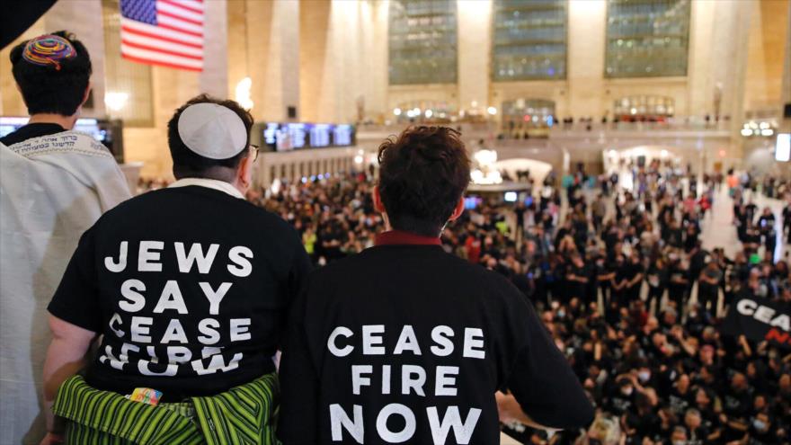 Manifestantes piden un alto el fuego en Gaza, durante una protesta organizada por Jewish Voice for Peace en Nueva York (EEUU), el 27 de octubre de 2023. (Foto: AFP)