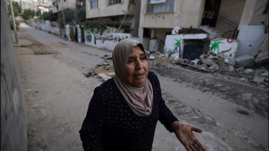 Una palestina camina por una calle dañada por un bombardeo israelí en el campo de Nur Shams, Tulkarem, Cisjordania, 28 de agosto de 2024. (Foto: AFP)