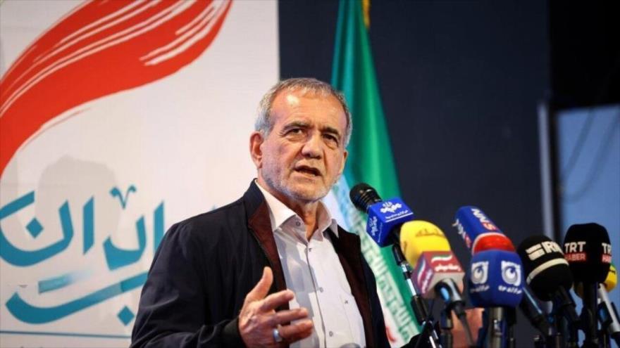 El presidente iraní, Masud Pezeshkian, durante una reunión, Teherán, 6 de julio de 2024.