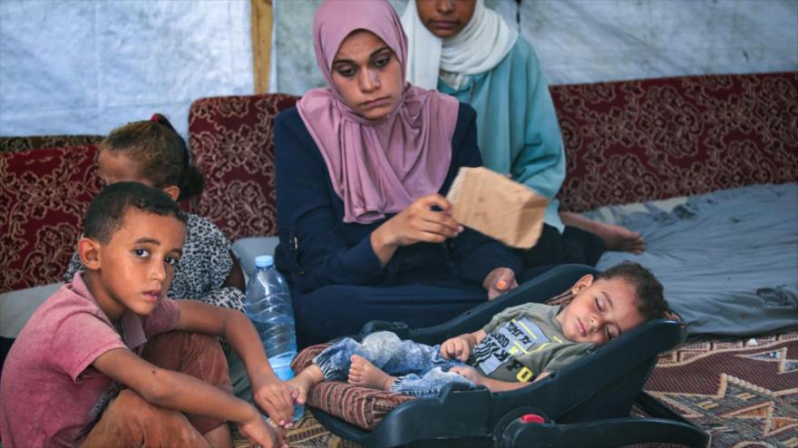 Un bebé que vive con su familia desplazada en Deir al-Balah, Gaza, se enfrenta a una parálisis tras contraer polio. 