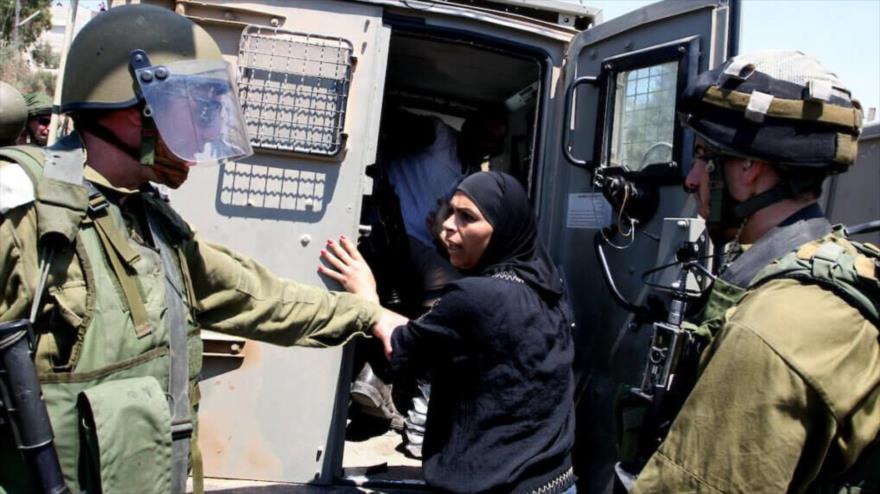 Una mujer palestina es detenida por soldados israelíes durante una manifestación contra la ocupación israelí en la aldea de Nabi Saleh, en Cisjordania.