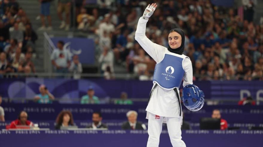 La atleta para-taekwondo iraní Zahra Rahimi, gana la medalla de la plata en Juegos Paralímpicos París 2024, 29 de agosto de 2024.