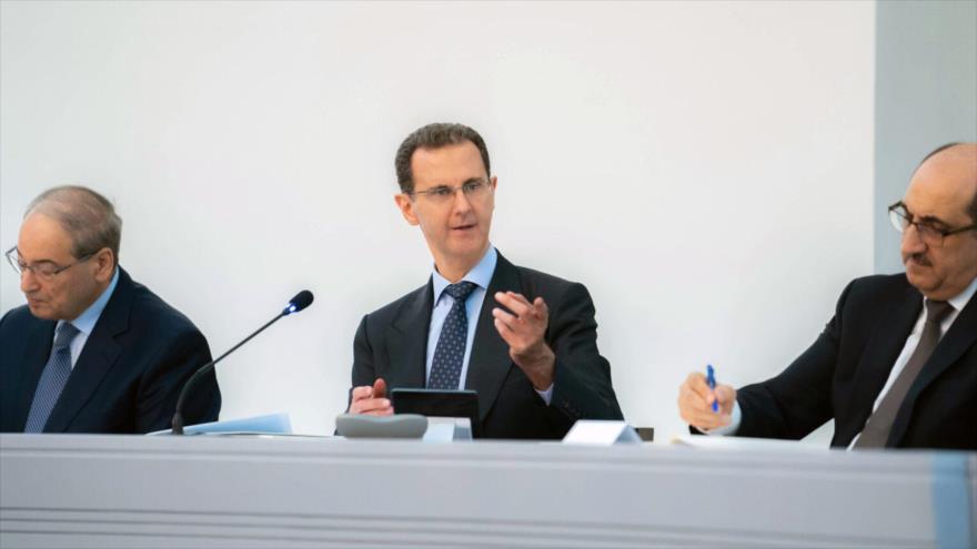 El presidente de Siria, Bashar al-Asad, habla en una reunión con diplomáticos y el personal de la Cancillería del país, 29 de agosto de 2024. (Foto: SANA)