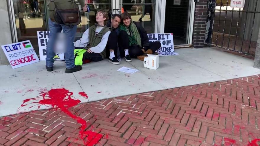 Manifestantes propalestinos frente a la oficina de Elbit Systems en Cambridge, Massachusetts, Estados Unidos, 12 de octubre 2023.