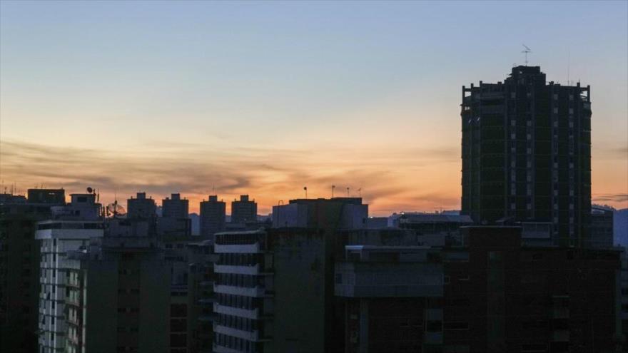 Edificios a oscuras durante un apagón en Caracas, Venezuela, 30 de agosto de 2024. (Foto: AP)
