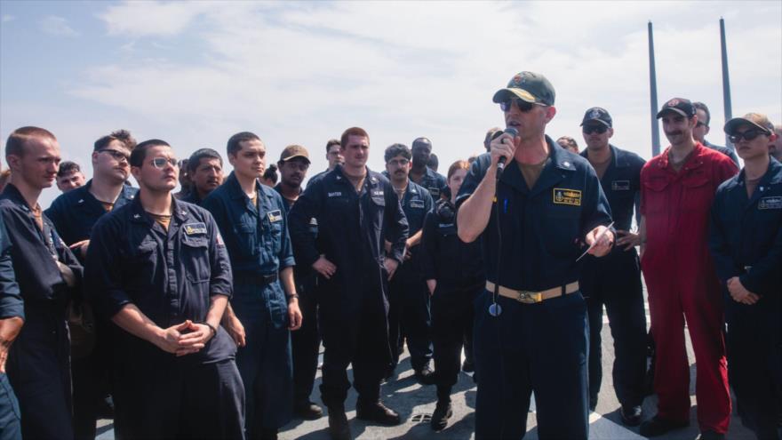 El comandante Cameron Yaste, oficial al mando del destructor de misiles guiados clase Arleigh Burke USS John S. McCain (DDG-56), habla con los marineros durante una reunión general. 