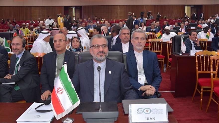 El director general para la Paz y Seguridad Internacional de la Cancillería iraní, Asadolá Eshraq Yahromi, durante una sesión de la OCI en Yaundé, 30 de agosto de 2024. 