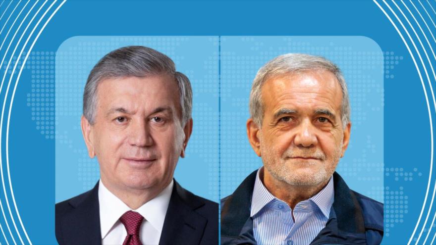 El presidente de Irán, Masud Pezeshkian (dcha.), y su homólogo uzbeko, Shavkat Mirziyoyev.