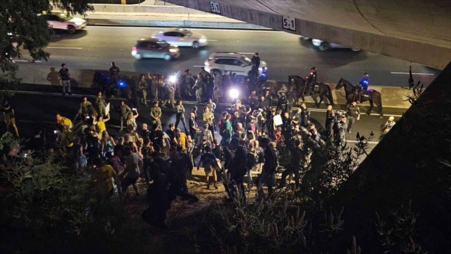 Manifestantes bloquean la autopista Ayalon de Tel Aviv en medio de enfrentamientos con la policía tras una protesta antigubernamental, 31 de agosto de 2024.