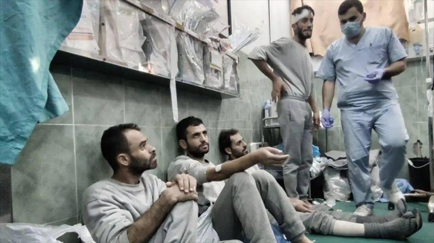Prisioneros palestinos trasladados al hospital Abu Youssef Al-Najjar en Rafah, al sur de Gaza, como resultado de las torturas que les infligieron durante su detención por parte de las fuerzas israelíes en condiciones inhumanas.