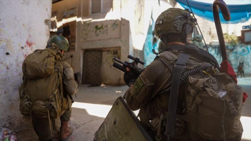 Vídeo: Soldado israelí roba alfombra de tienda palestina en Yenín