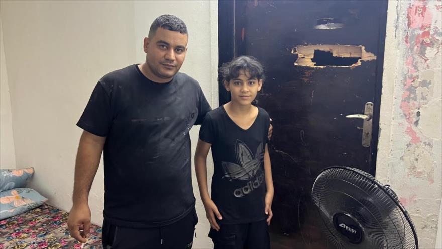 Malak Shihab y su padre en su casa destruida; las tropas la utilizaron como escudo humano en Cisjordania. (Foto: The Guardian)