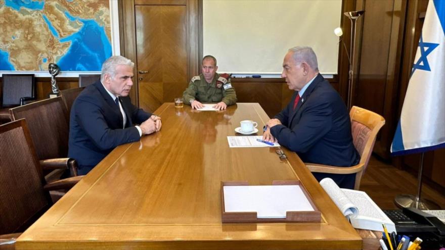 El líder de la oposición israelí, Yair Lapid, (izda.) en una reunión con el premier sionista, Benjamín Netanyahu.