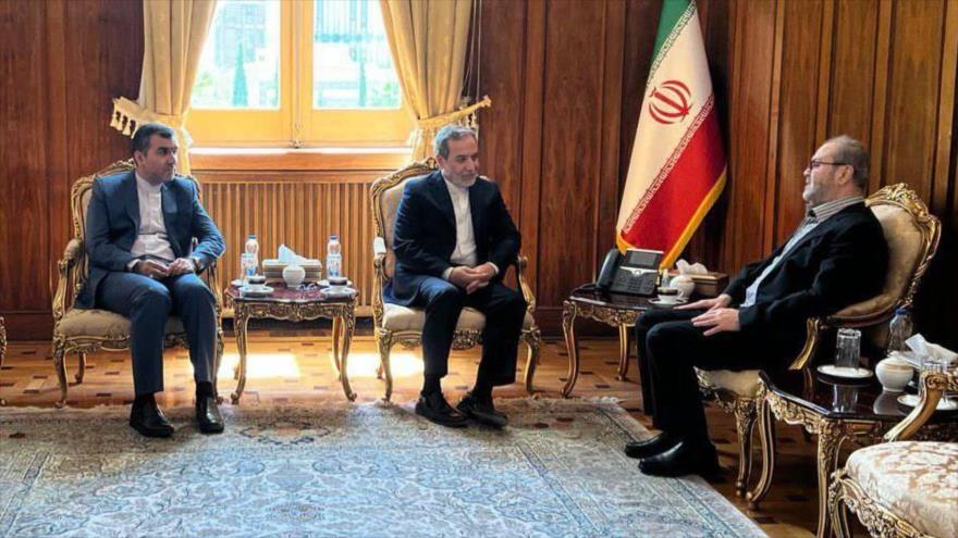 El canciller iraní, Abás Araqchi (centro), reunido con el representante de Hezbolá en Irán, Abdulá Safi al-Din (dcha.), en Teherán, 1 de septiembre de 2024.