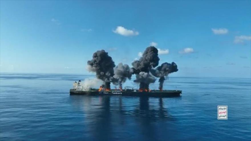 Imágenes publicadas del petrolero griego Sounion atacado por Yemen en el mar Rojo mientras se dirigía a puertos israelíes.