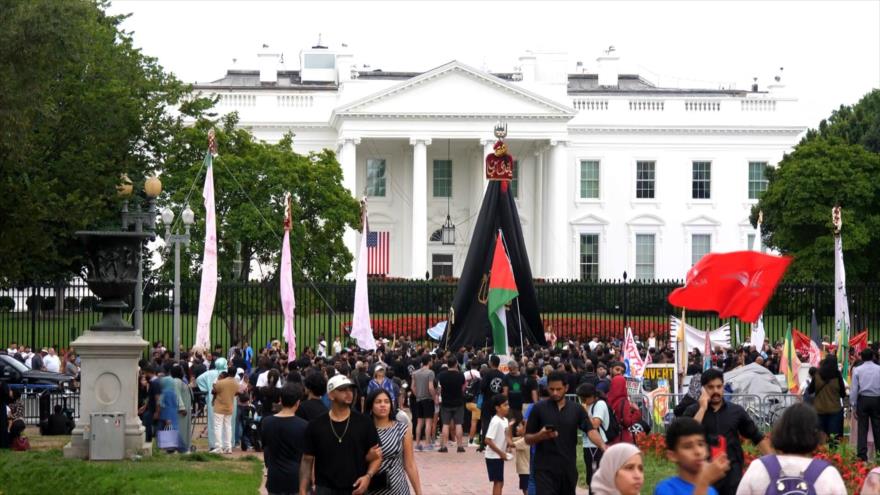 Estandartes del Imam Husein (P) frente a la Casa Blanca