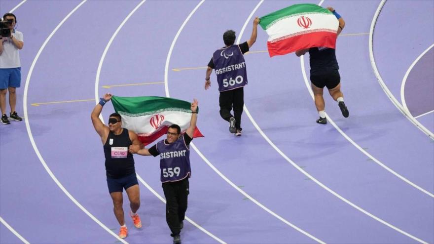 Los lanzadores de peso de Irán, Amir Hosein Alipur y Mehdi Olad, tras su victoria en Paralímpicos París 2024.