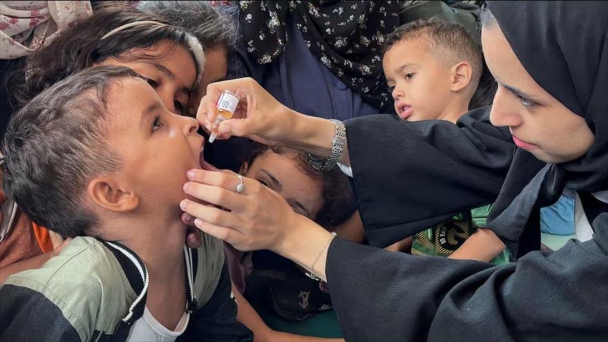 Un niño recibe la primera dosis de la vacuna contra la polio en Deir Al-Balah, centro de Gaza.