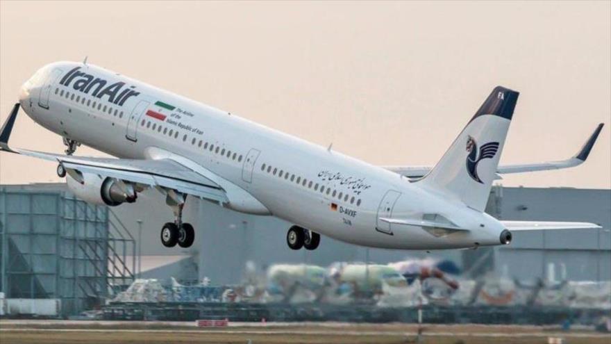 Un avión de pasajeros de la aerolínea nacional iraní Iran Air despega del aeropuerto internacional de Imam Jomeini, al sur de Teherán, capital de Irán.
